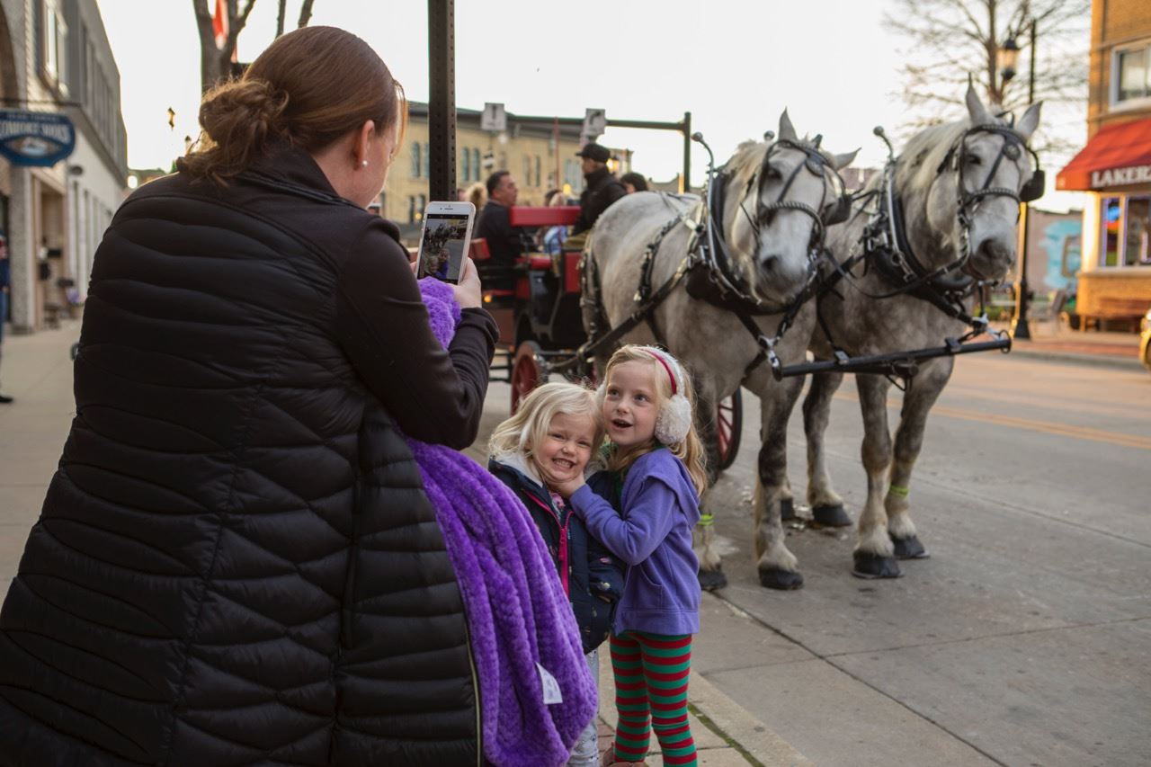Carriage_GirlsinFront